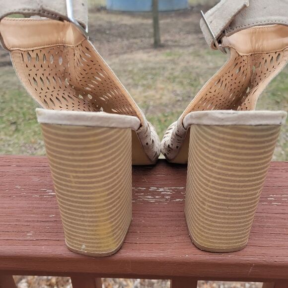Penny Loves Kenny Beige Laser Cut Open Toe Stacked Heel Sandals Size 8.5 - Picture 2 of 12